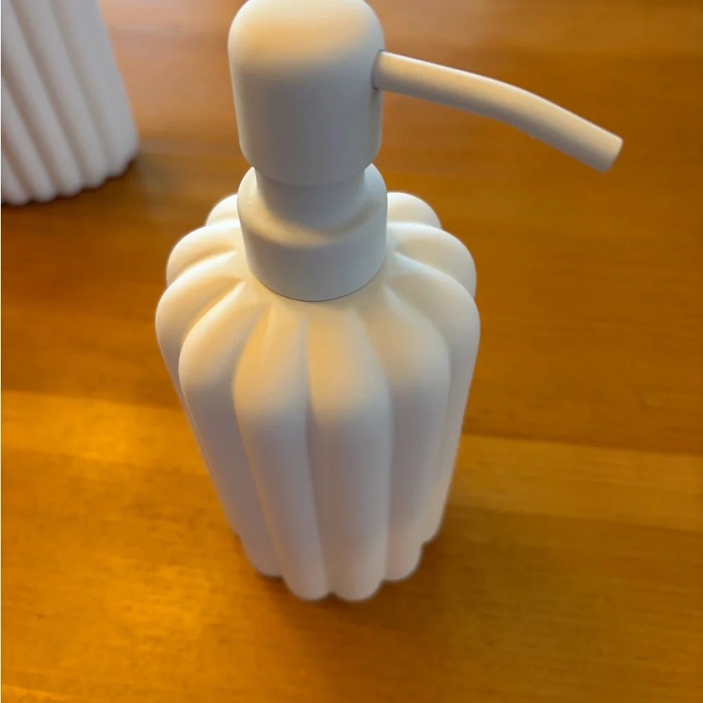 Ivory Resin Bathroom Accessories Set